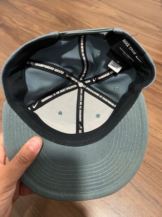 Gorra Nike Snapback Gris Negra