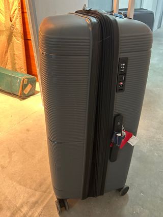 Maleta rígida grande Andare. leer descripción.