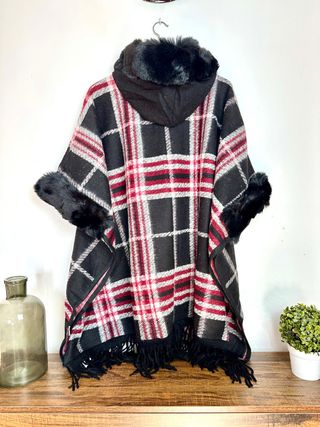 Poncho con capucha y pelo sintético