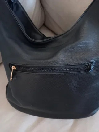 Bolso de hombro negro con adornos