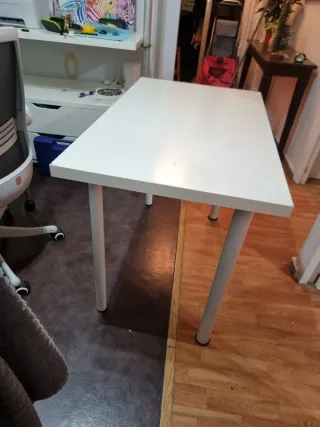 Mesa de escritorio blanca