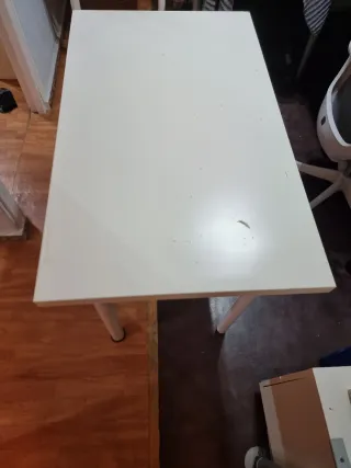 Mesa de escritorio blanca