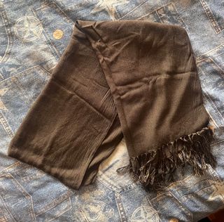 Pañuelo/Bufanda marrón con flecos