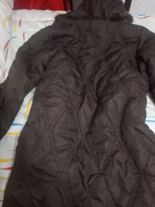 Chaquetón marrón con capucha