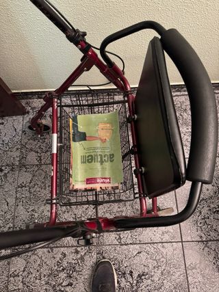 Andador granate con asiento y cesta y freno