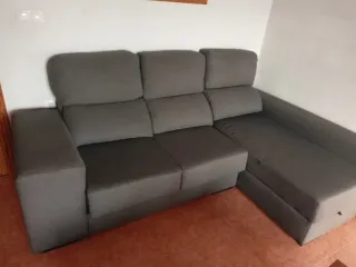 Divano 2 posti + chaise longue grigio. En Relleu.