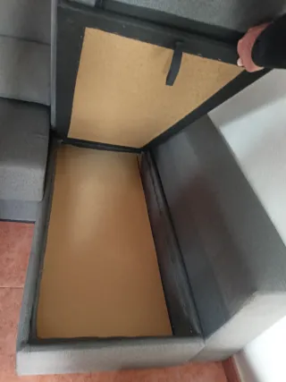 Divano 2 posti + chaise longue grigio. En Relleu.