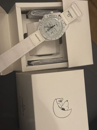 Omega x Swatch Moonswatch Snoopy Bianco