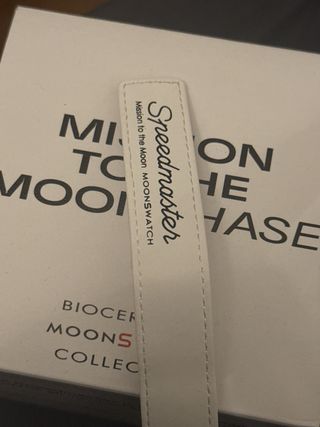 Omega x Swatch Moonswatch Snoopy Bianco