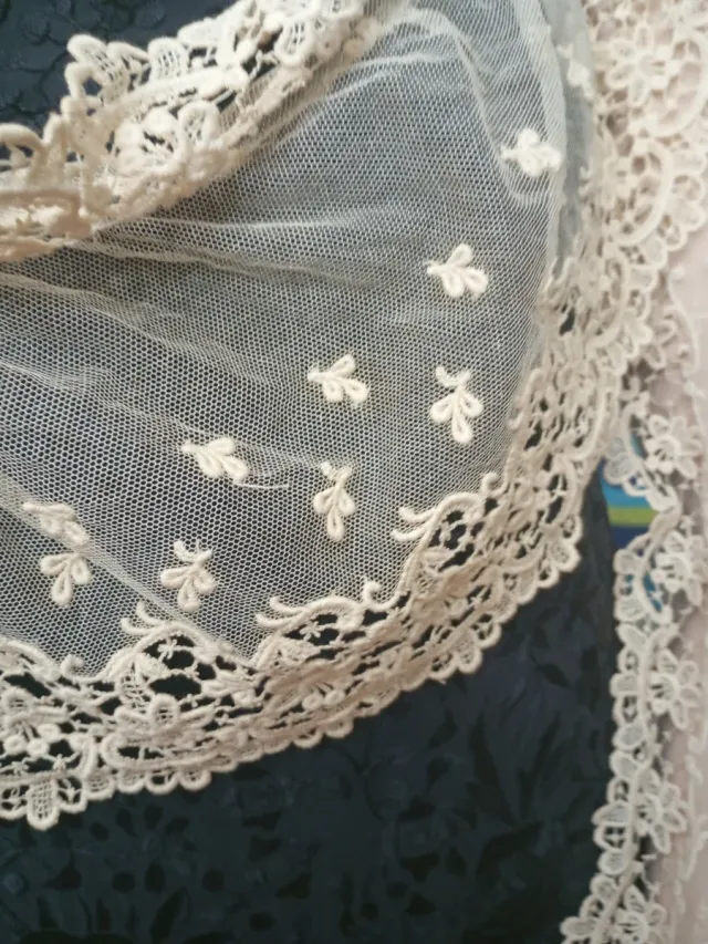 Chal victoriano encaje beige 1900 artesanal