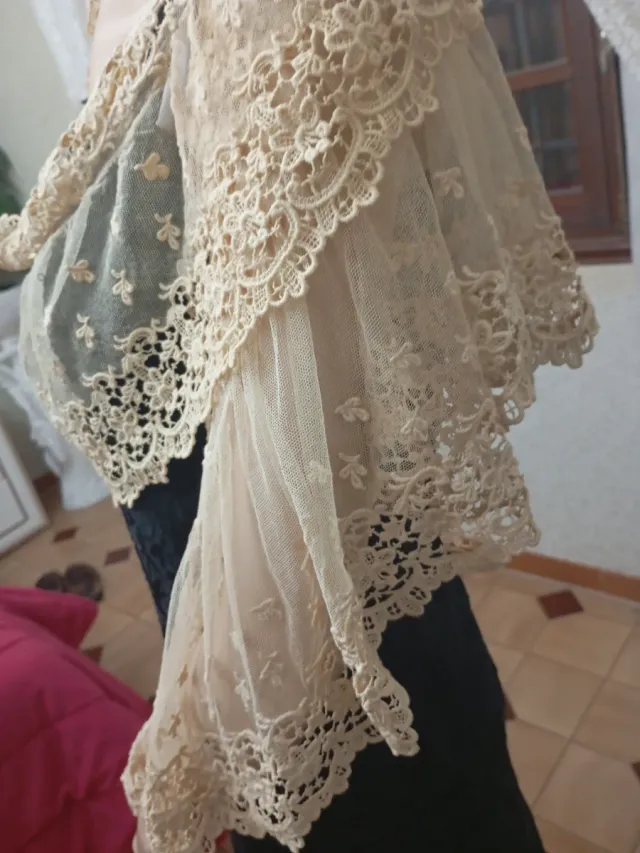 Chal victoriano encaje beige 1900 artesanal