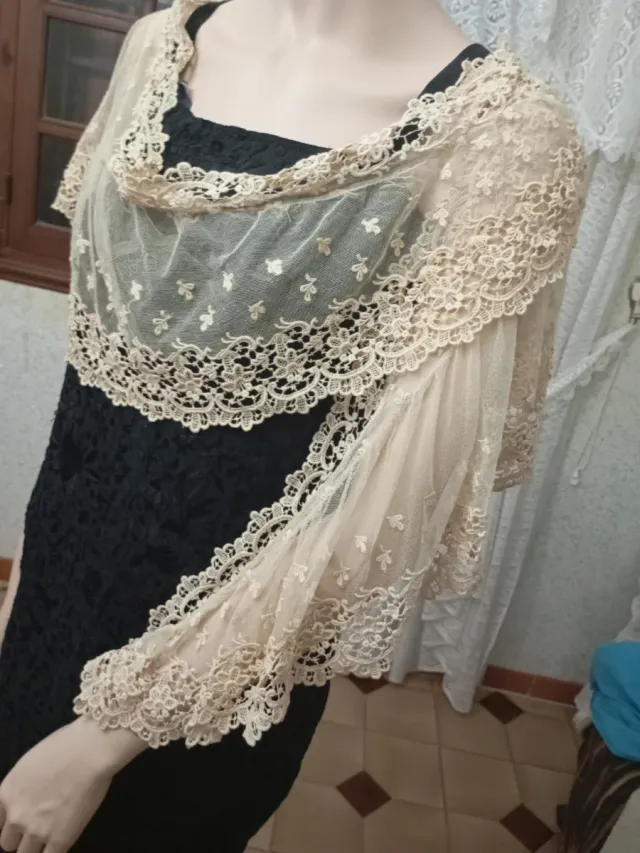 Chal victoriano encaje beige 1900 artesanal