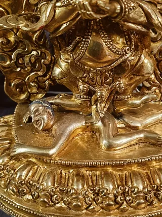 Estatua Mahakala oro Monasterio rellena