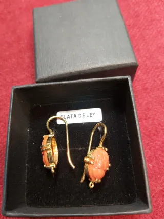 Pendientes Plata Dorada y Coral con Rostro