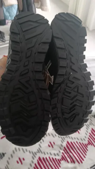 Zapatillas Asics Negras y Plateadas