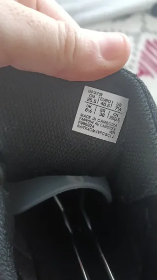 Zapatillas Asics Negras y Plateadas