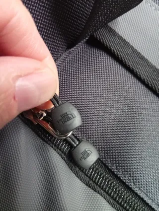 Mochila The North Face Gris Negra