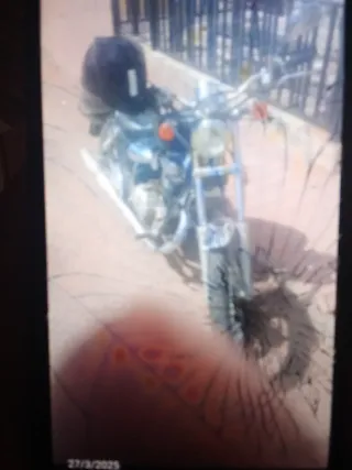 Moto estilo custom negra y roja