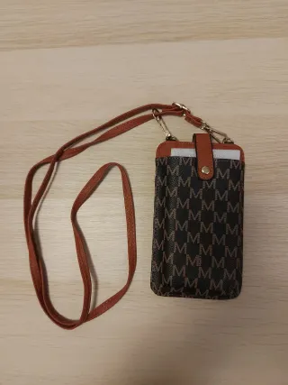 Cartera portamóvil con correa