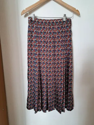 Falda satinada plisada estampado geométrico