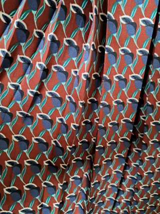 Falda satinada plisada estampado geométrico