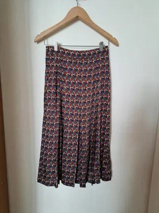 Falda satinada plisada estampado geométrico