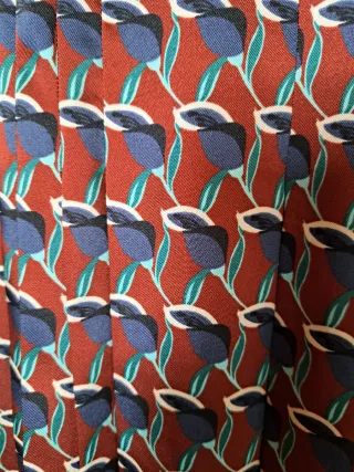 Falda satinada plisada estampado geométrico