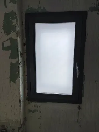 Ventanas de aluminio gris.