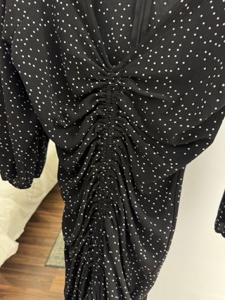 Vestido negro lunares fruncido