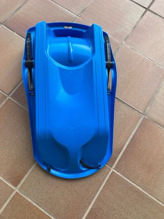 Trineo azul para nieve