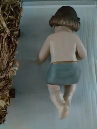 Niño Jesús en pesebre de paja
