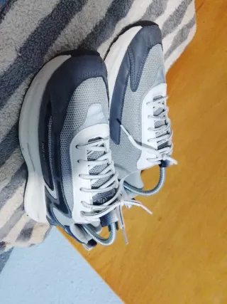 Zapatillas grises y blancas