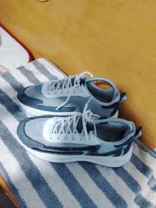 Zapatillas grises y blancas