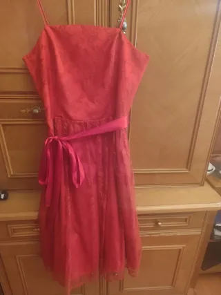 Vestido rojo de encaje con lazo