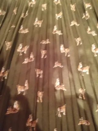 Falda plisada verde con estampado de tigres