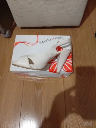 Sandalias tacón Roberta Miccio blancas