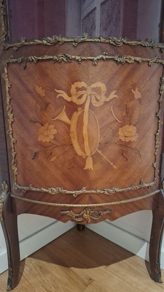 Vitrina esquinera marquetería madera cristalmármol