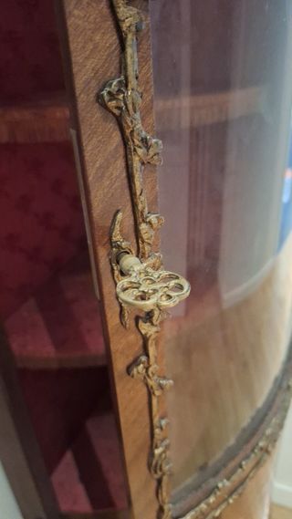 Vitrina esquinera marquetería madera cristalmármol