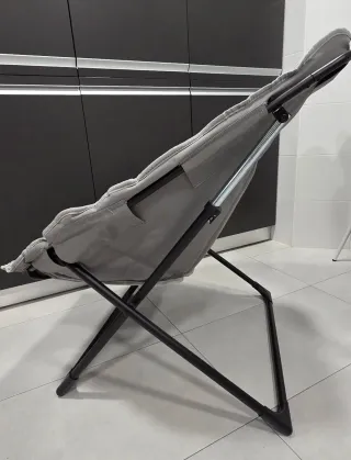 Silla hexagonal plegable gris y negra