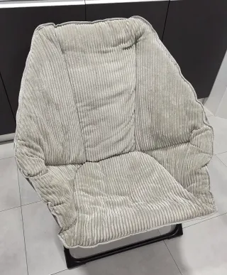 Silla hexagonal plegable gris y negra