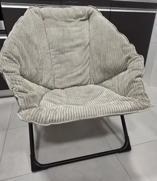 Silla hexagonal plegable gris y negra