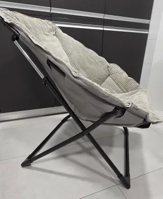 Silla hexagonal plegable gris y negra