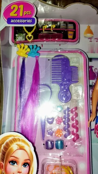 Muñeca pelo rosa y falda estampada