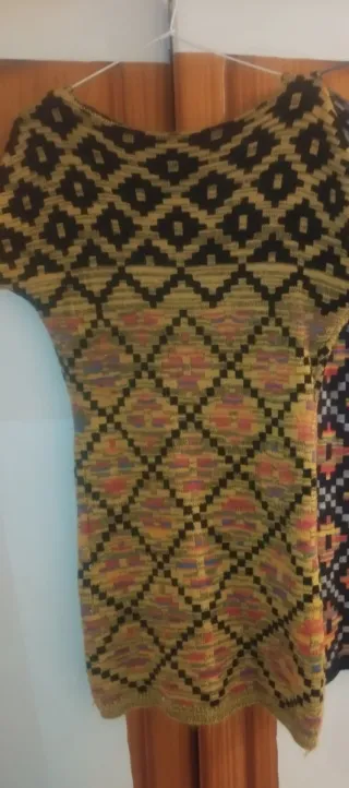 Vestido corto de punto con estampado y manga corta