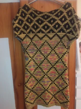 Vestido corto de punto con estampado y manga corta