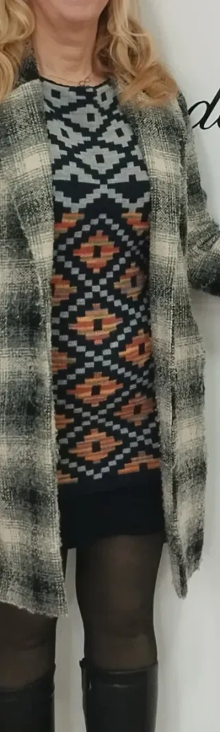 Vestido corto de punto con estampado y manga corta