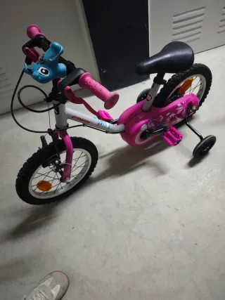 Bicicleta infantil Btwin rosa con ruedines