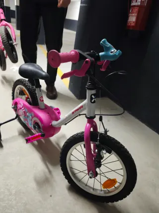 Bicicleta infantil Btwin rosa con ruedines