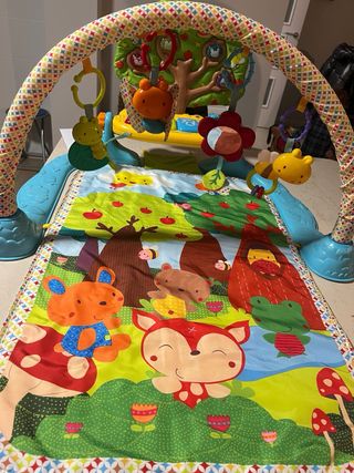 Gimnasio infantil con arco y juguetes