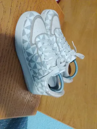 Zapatillas elegantes beige y blancas